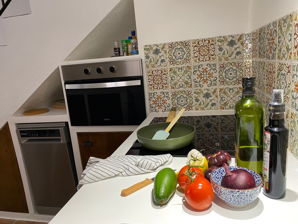Keuken voorzien van oven en vaatwasser